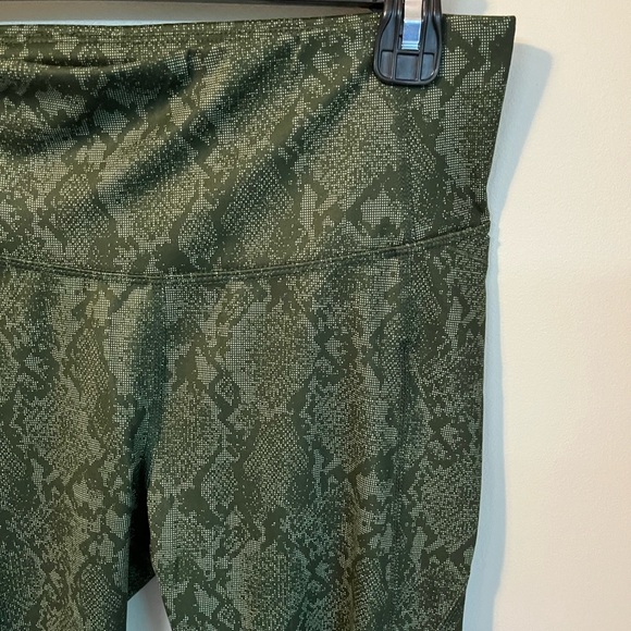 Target 7/8 Cropped Workout Leggings - Picture 4 of 5